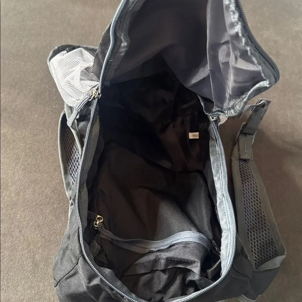 Unisex Black Lightweight Hiking Backpack Daypack 15L NEW